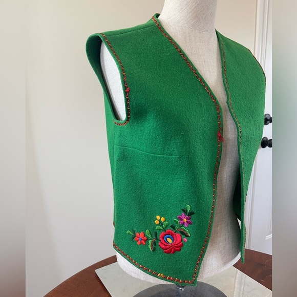 Vintage Hungary handmade embroidered floral vest small - Picture 4 of 11